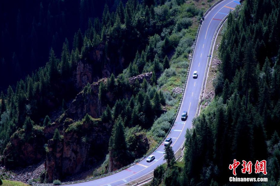 年間數百萬人のマイカー観光客が訪れる獨庫公路　新疆