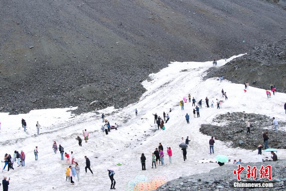年間數(shù)百萬人のマイカー観光客が訪れる獨庫公路　新疆