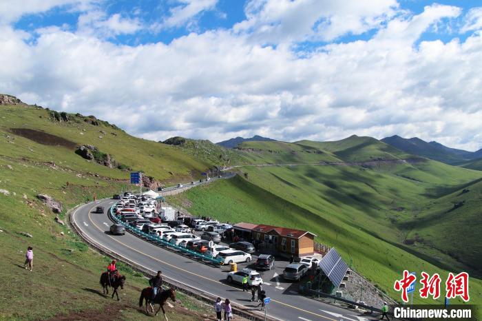 年間數(shù)百萬人のマイカー観光客が訪れる獨庫公路　新疆