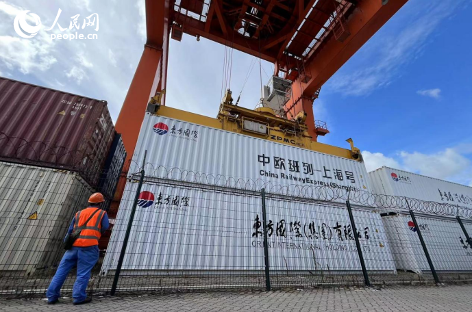 指示に従い、指定されたコンテナ番號を確認(rèn)し、対応する貨車にコンテナを積載する荷役作業(yè)員（撮影?皇甫萬里） 