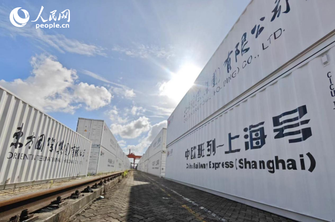 鉄道ヤードに整然と積み上げられ、発送を待つコンテナ（撮影?萬能）