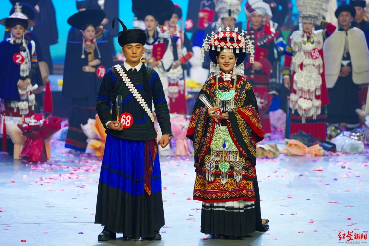 「金索瑪」賞を獲得した阿苦依作さんと、「金鷹」賞を獲得した阿的木沙さん