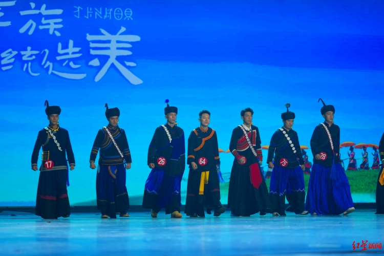 「彝族伝統(tǒng)美男?美女コンテスト」の様子。