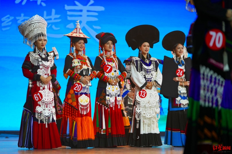 「彝族伝統(tǒng)美男?美女コンテスト」の様子。