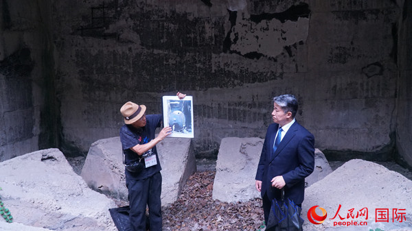 毒ガス貯蔵施設(shè)跡で、日本軍による毒ガス戦発動(dòng)の罪証を參加者らに紹介する毒ガス島歴史研究所の山內(nèi)正之事務(wù)局長（撮影?蔣暁辰）