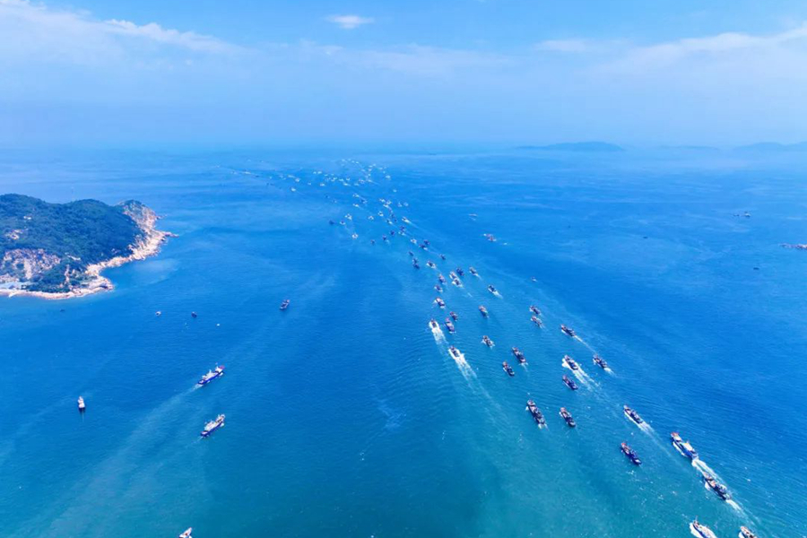 漁解禁をうけ、競(jìng)うように出漁する無(wú)數(shù)の漁船　福建省