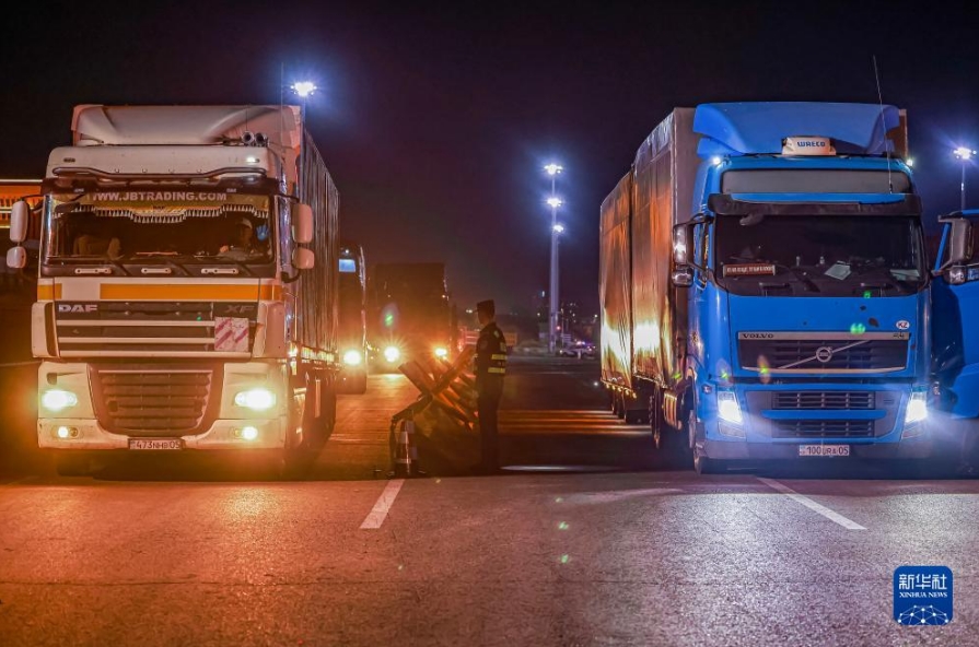 霍爾果斯口岸で24時間體制の貨物通関を試行　新疆