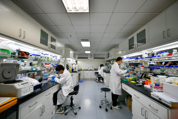 中國(guó)科學(xué)院天津工業(yè)生物技術(shù)研究所の実験室で、ヘキソース人工合成実験を行う科學(xué)研究チーム（8月13日撮影）。撮影?孫凡越