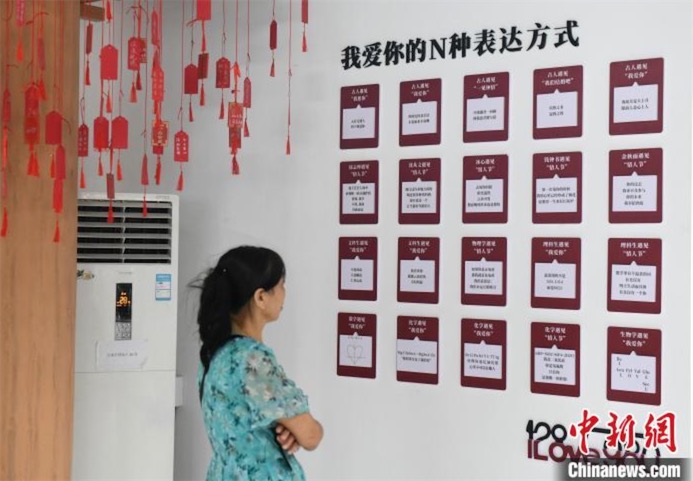 「愛情博物館」で昔の甘い思い出懐かしむ中高年の市民たち　重慶