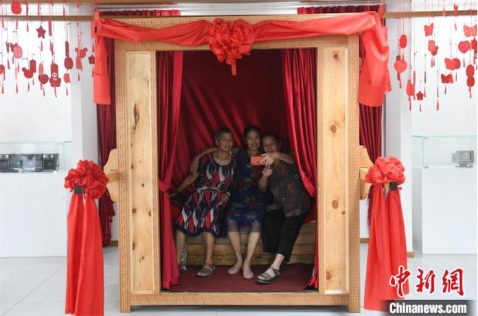 「愛(ài)情博物館」で昔の甘い思い出懐かしむ中高年の市民たち　重慶