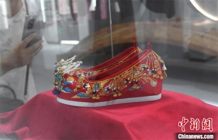 「愛情博物館」で昔の甘い思い出懐かしむ中高年の市民たち　重慶