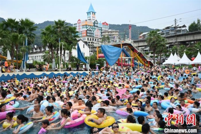 「芋洗い」?fàn)顟B(tài)のプールで暑さをしのぐ重慶市民