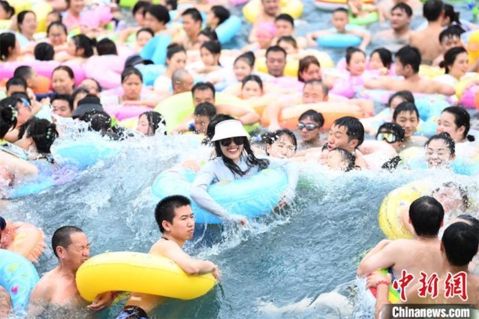 「芋洗い」?fàn)顟B(tài)のプールで暑さをしのぐ重慶市民