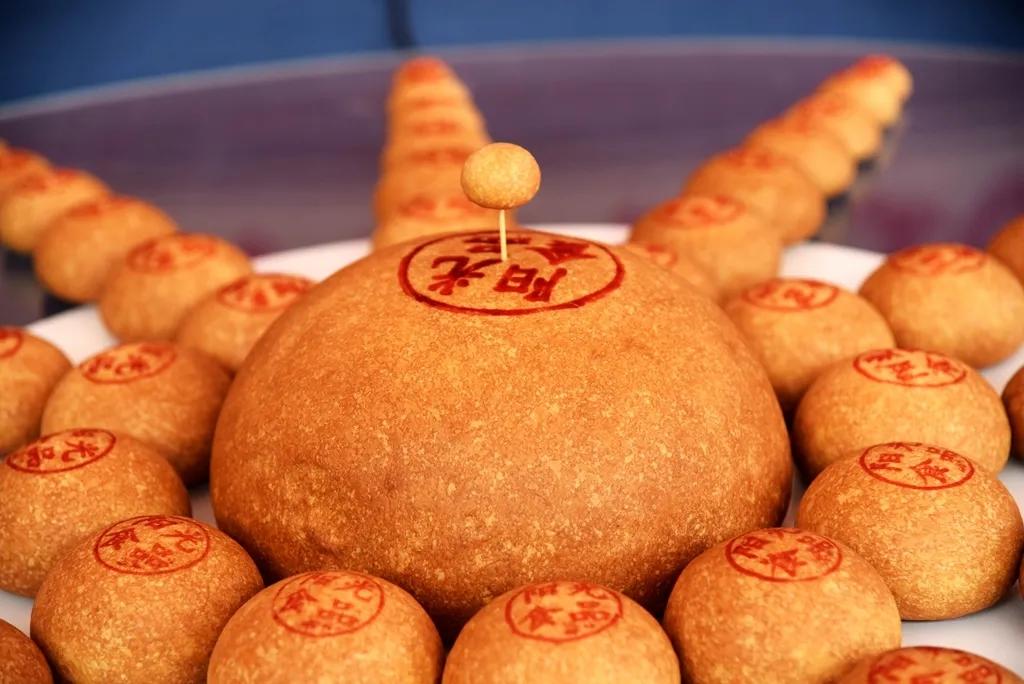 會(huì)場で披露された月餅。