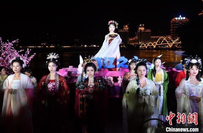 伝統(tǒng)的な七夕星祭の儀式を再現(xiàn)したイベントの様子（撮影?呂明）。