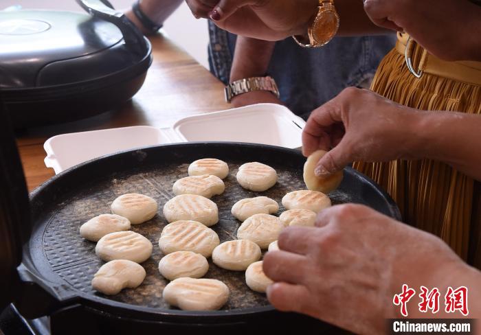 賢く手先が器用になるようにという願(yuàn)いを込めて行われる七夕の「巧果」作り（撮影?曲正揚(yáng)）。