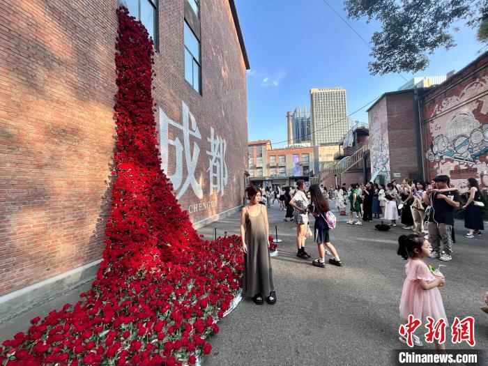 舊暦七夕を彩る5200本のバラで作られた「バラの滝」　四川省成都