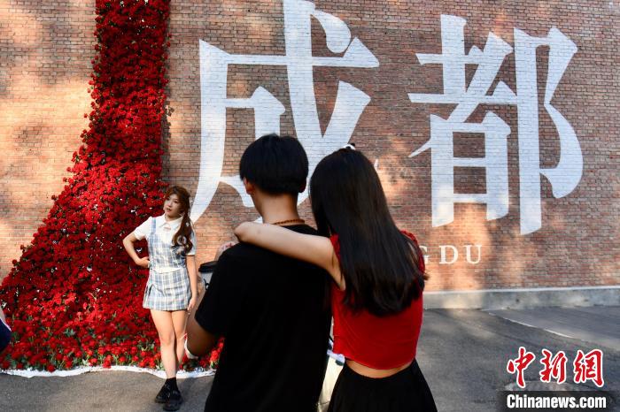 舊暦七夕を彩る5200本のバラで作られた「バラの滝」　四川省成都