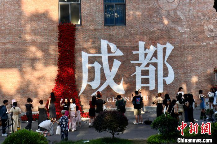 舊暦七夕を彩る5200本のバラで作られた「バラの滝」　四川省成都