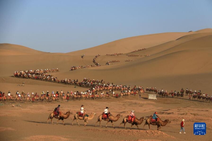 8月20日、甘粛省敦煌市の鳴沙山月牙泉景勝地を訪れた観光客（撮影?張暁亮）。