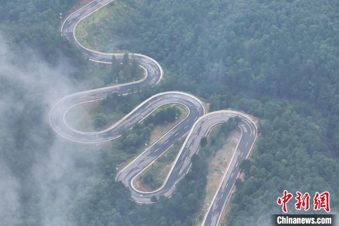 河南省南陽(yáng)市西峽県老界嶺景勝地を走る銀色の蛇のように蛇行する道路（撮影?余澤厚）。