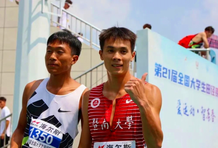 サムズアップする?yún)椇I選手（寫真右）。