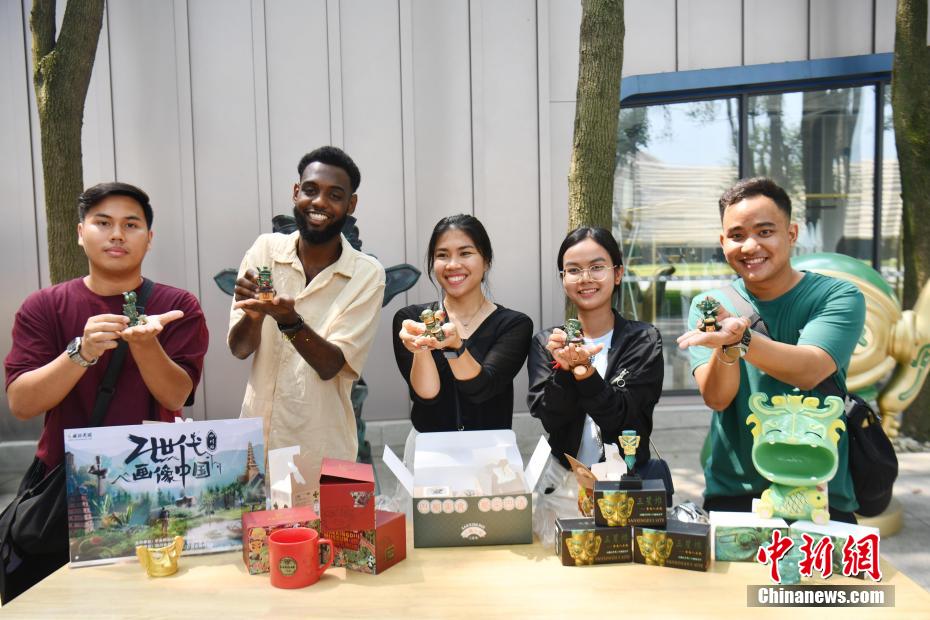 三星堆博物館?新館を見學(xué)し古蜀文明に觸れた「Z世代」の外國人青年