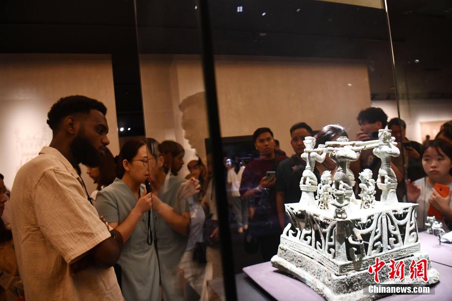 三星堆博物館?新館を見(jiàn)學(xué)し古蜀文明に觸れた「Z世代」の外國(guó)人青年