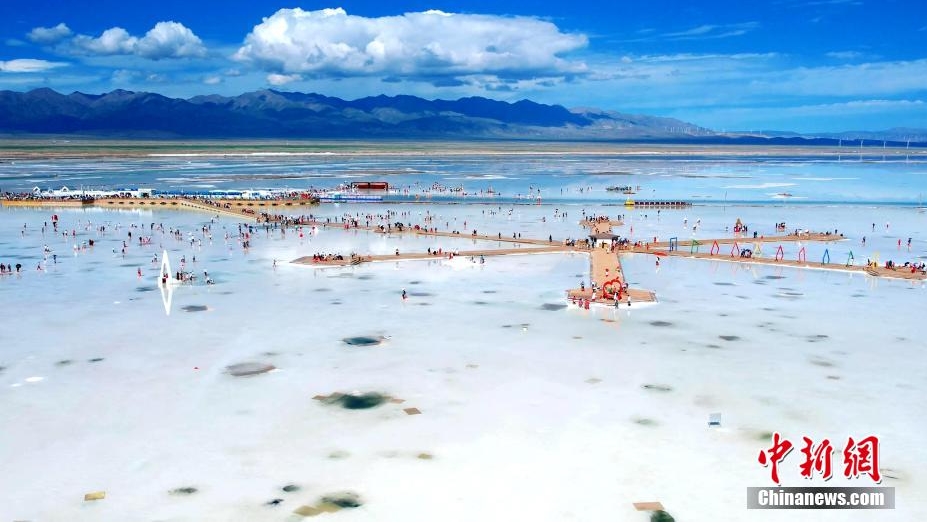 チャカ塩湖を楽しむ観光客（寫真提供?チャカ塩湖景勝地）。
