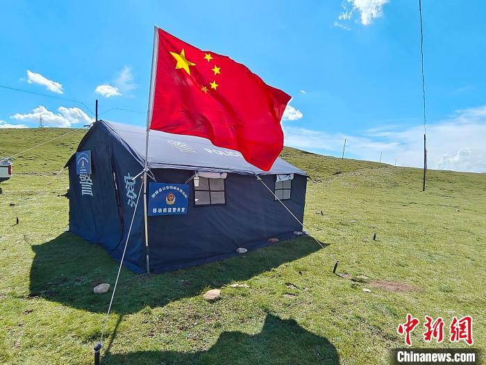 剛察県公安局城関派出所の夏季「移動交番」（寫真提供?青海省海北蔵族自治州公安局）。