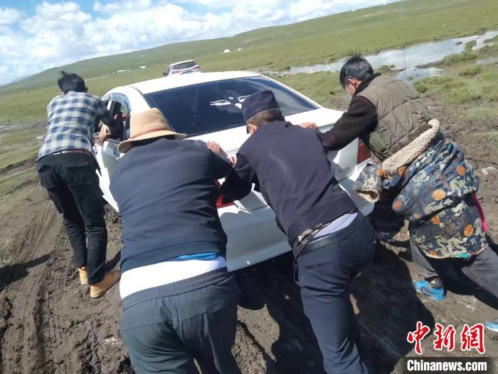 青海省の牧畜民たちをサポートする木里草原の「移動(dòng)交番」