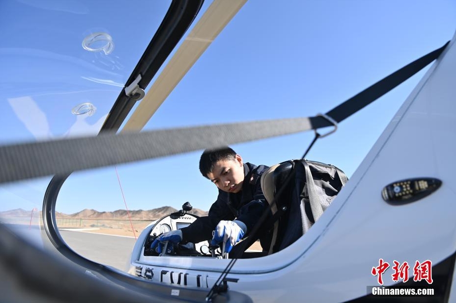 ゴビ砂漠でスカイパトロールを行う「空飛ぶ警察隊(duì)」　甘粛省酒泉