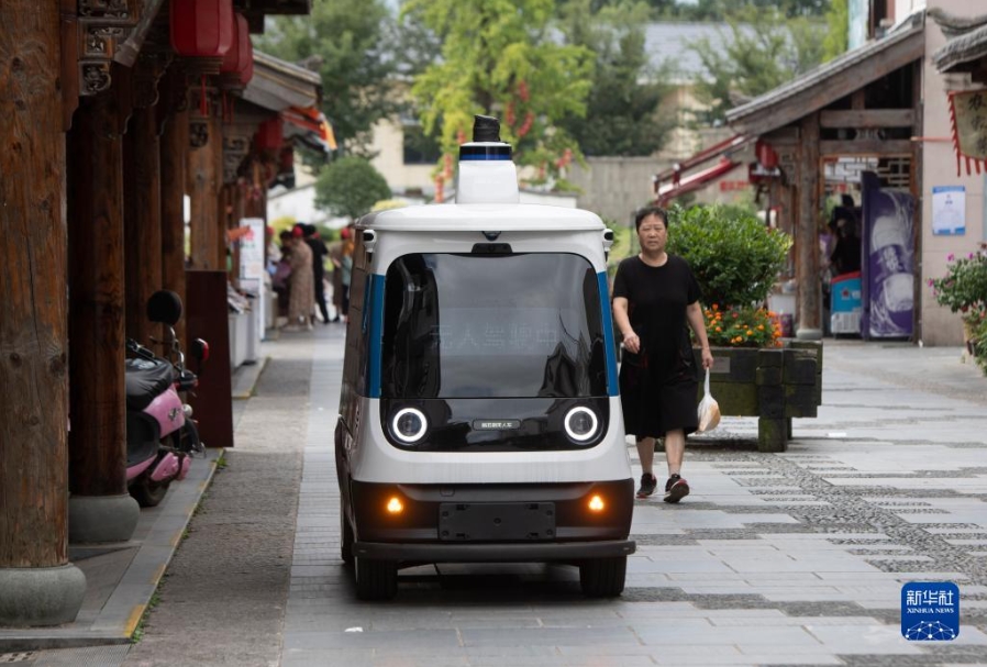 8月24日、浙江省金華市磐安県尖山鎮(zhèn)烏石村の通りや路地を走る無人自動配送車（撮影?時寛兵）。
