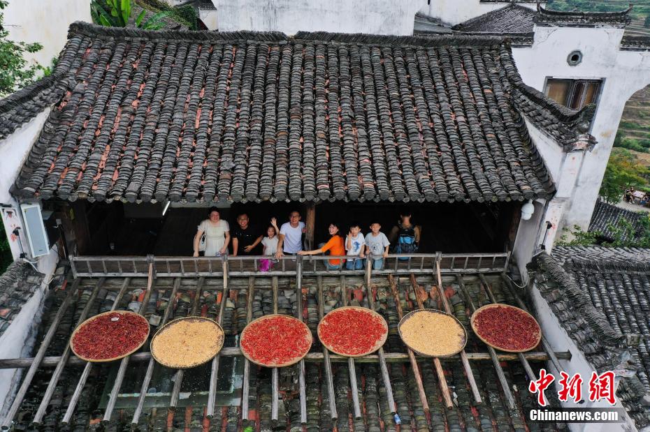 カラフルな秋の農(nóng)作物の天日干し「曬秋」　江西省