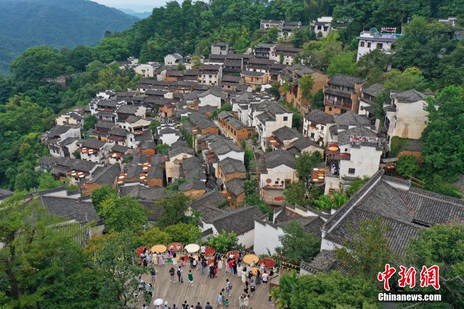 カラフルな秋の農(nóng)作物の天日干し「曬秋」　江西省