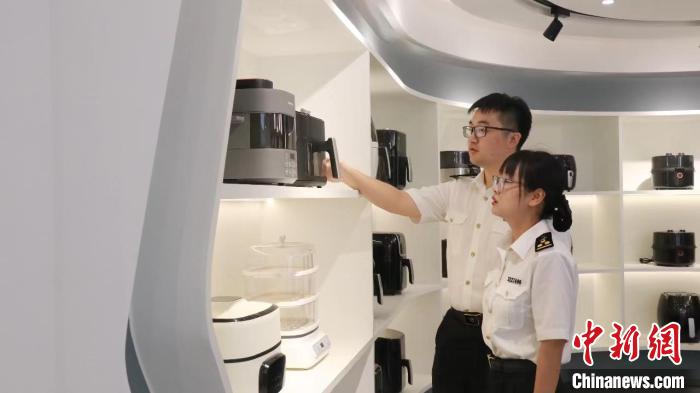 関連企業(yè)を訪れ、エアフライヤー業(yè)界に関する調(diào)査を行う寧波稅関傘下の杭州灣新區(qū)の稅関職員（撮影?兪懿）。