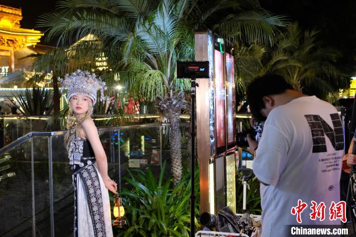 今のトレンドは広西の歩行者天國を民族衣裝姿で歩くこと??？