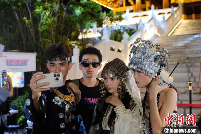 今のトレンドは広西の歩行者天國を民族衣裝姿で歩くこと??？