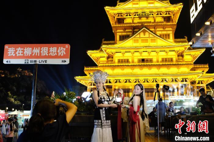 今のトレンドは広西の歩行者天國(guó)を民族衣裝姿で歩くこと??？