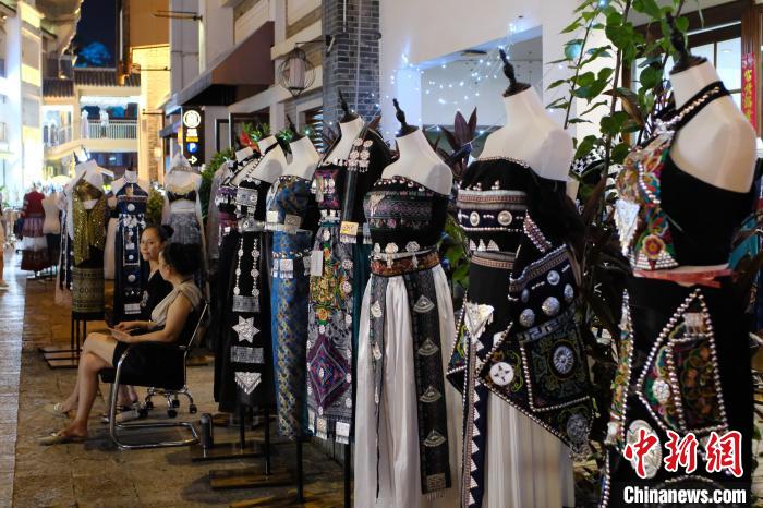 今のトレンドは広西の歩行者天國を民族衣裝姿で歩くこと！？