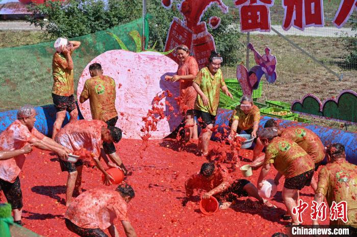 第1回トマト祭りでトマト合戦を體験　新疆昌吉