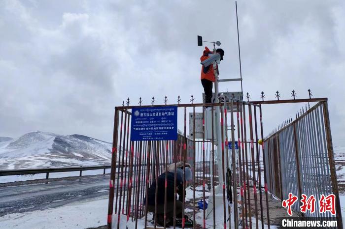 唐古拉山交通自動(dòng)気象観測(cè)所のメンテナンスを行う西蔵の気象作業(yè)員。畫(huà)像提供は張歆平