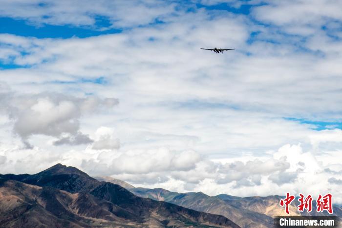 雅魯蔵布川（ヤルンツァンポ川）流域で人工降雨（降雪）科學(xué)試験を行う「及時(shí)雨（恵みの雨）」大型無(wú)人機(jī)。撮影?張歆平