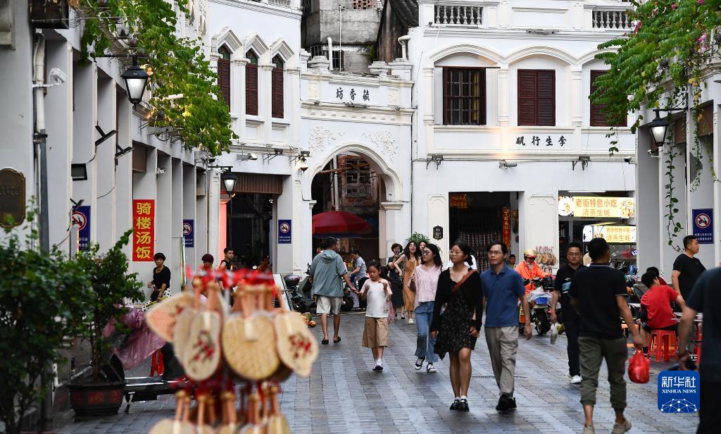海口騎樓老街をそぞろ歩く観光客（8月21日撮影?楊冠宇）。