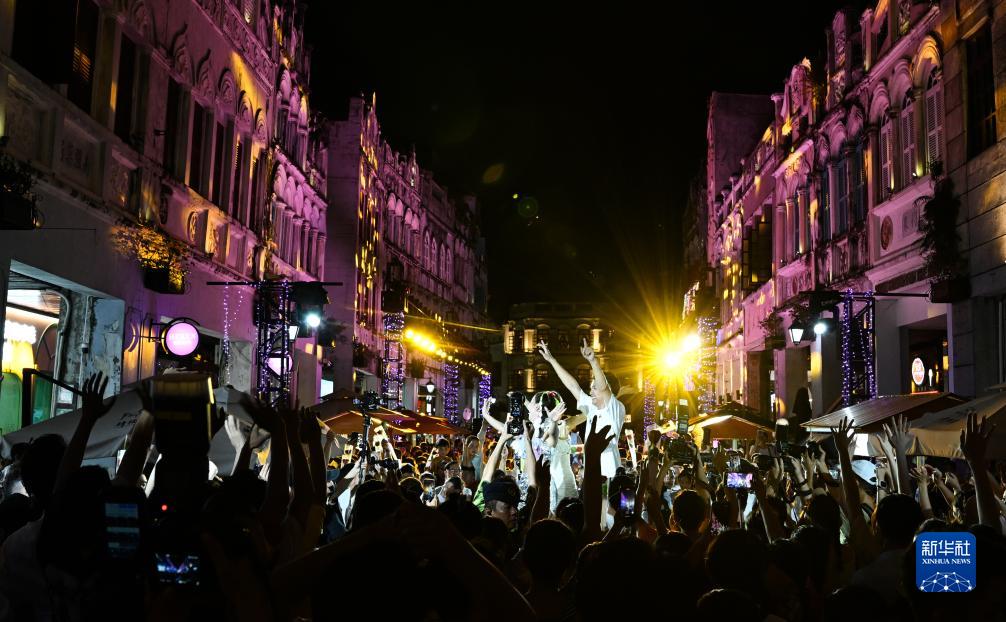 観光客を魅了する?？隍T樓老街　海南省