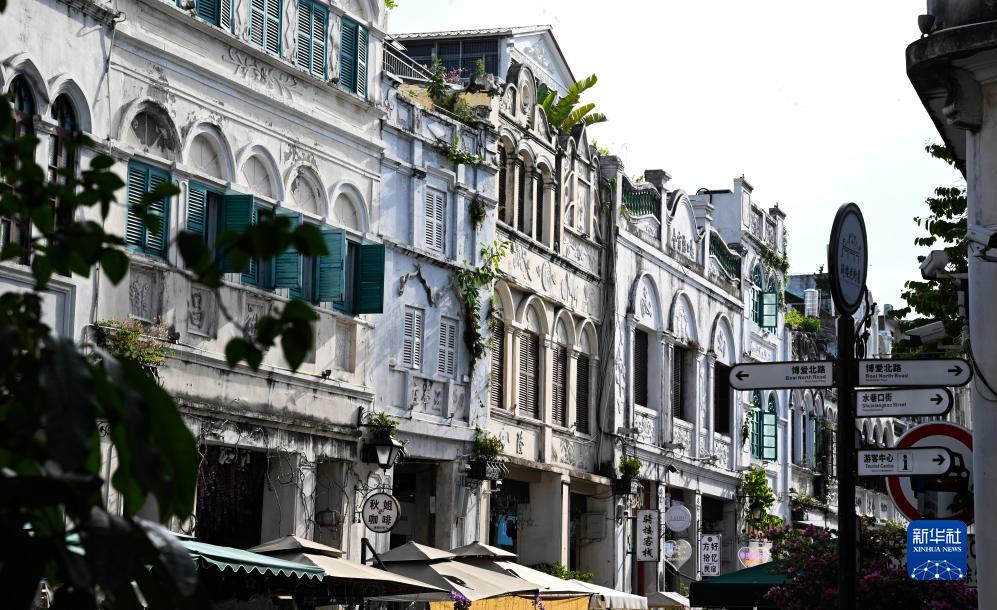 観光客を魅了する?？隍T樓老街　海南省