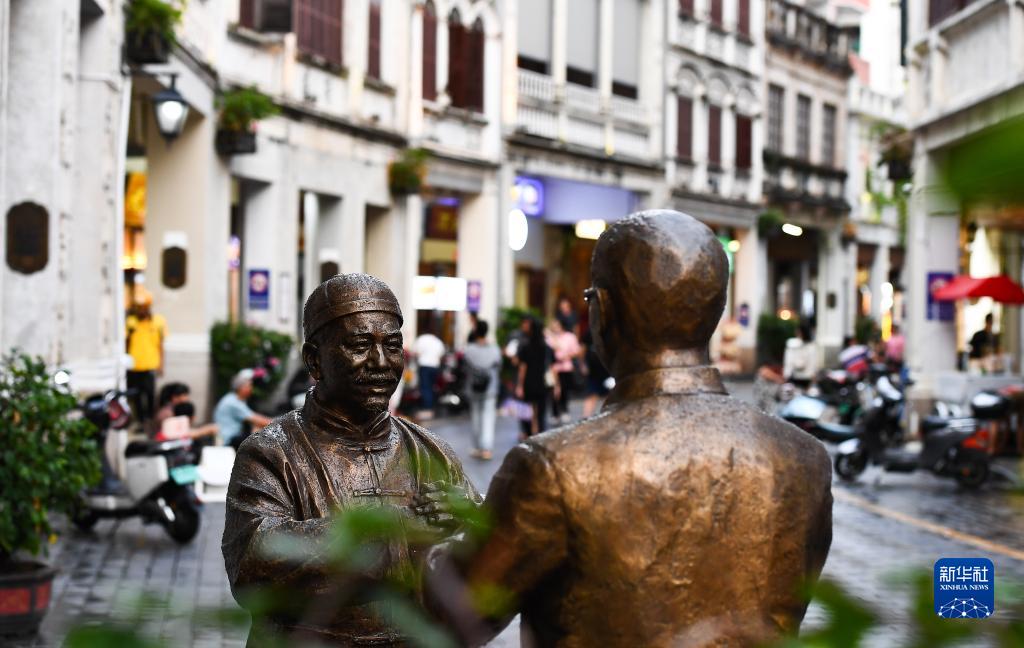 観光客を魅了する?？隍T樓老街　海南省