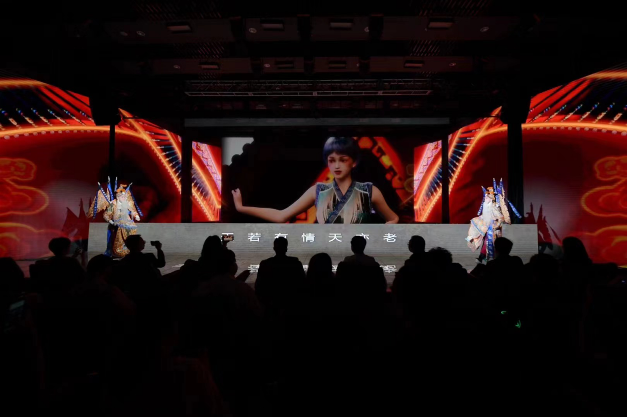 中國戯曲學(xué)院の大學(xué)生とデジタルヒューマン「沐嵐」によるパフォーマンス「新定軍山」（撮影?皇甫萬里）。