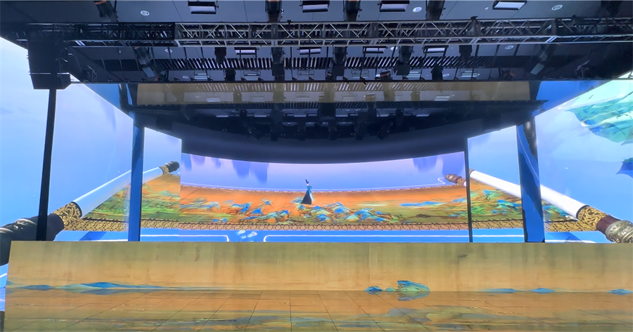 デジタルヒューマンのダンサー軽やかな踴りを披露した「霊境?只此青緑」（撮影?趙岍）。