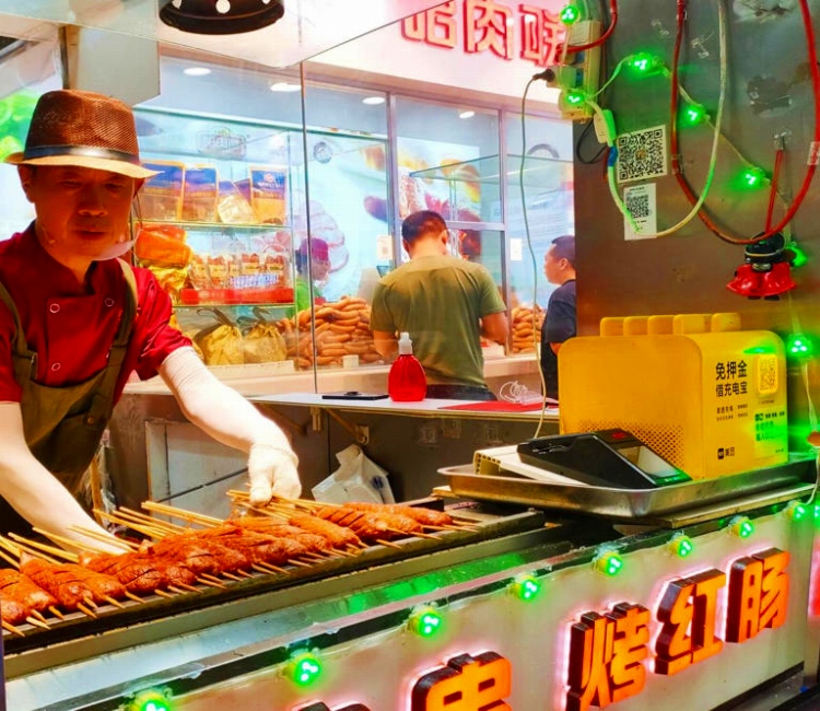 哈爾浜で撮影された焼きソーセージ（7月15日撮影?朱悅）。